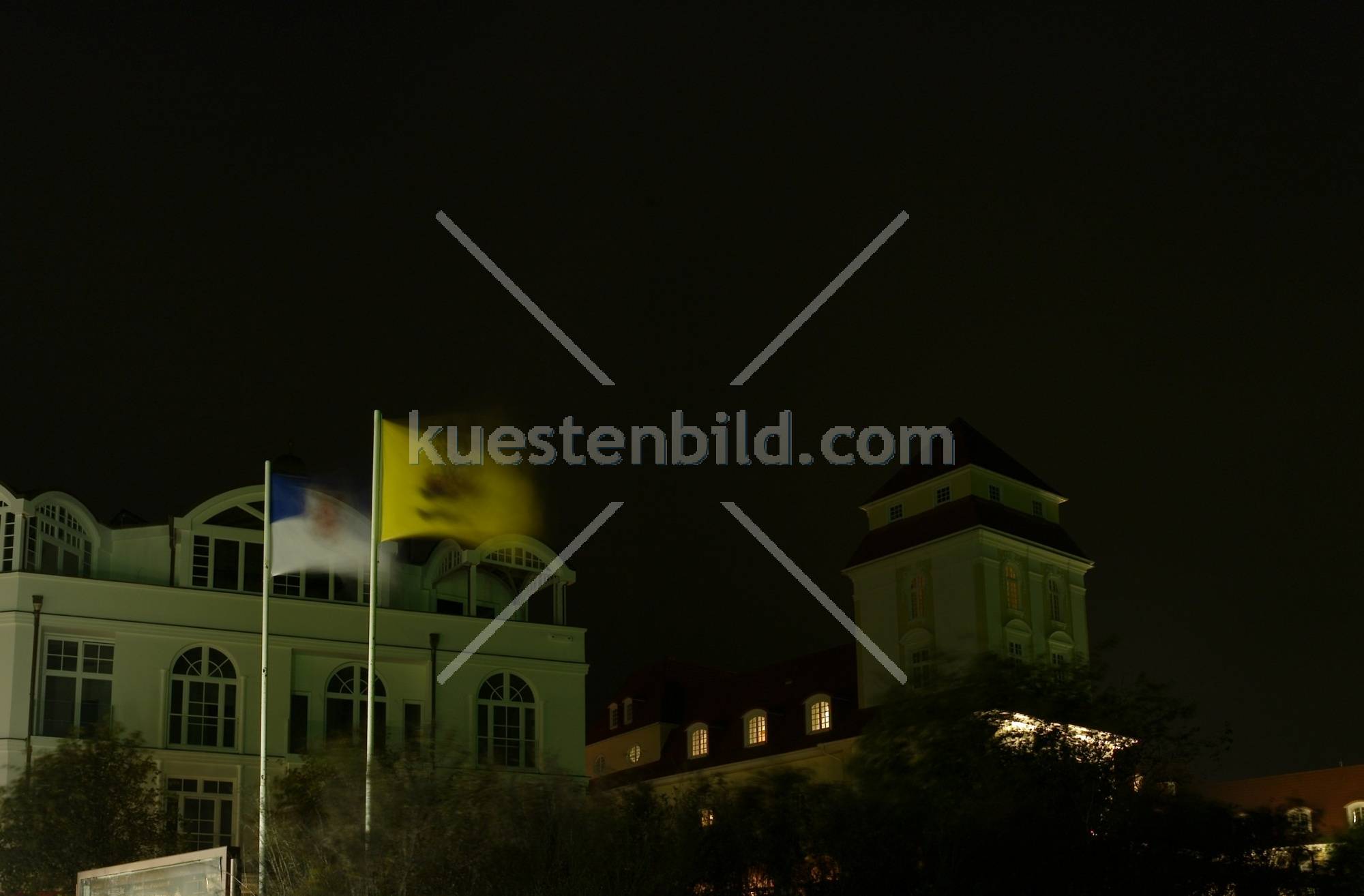 Binz, nächtliche Flaggen vor dem Kurhaus