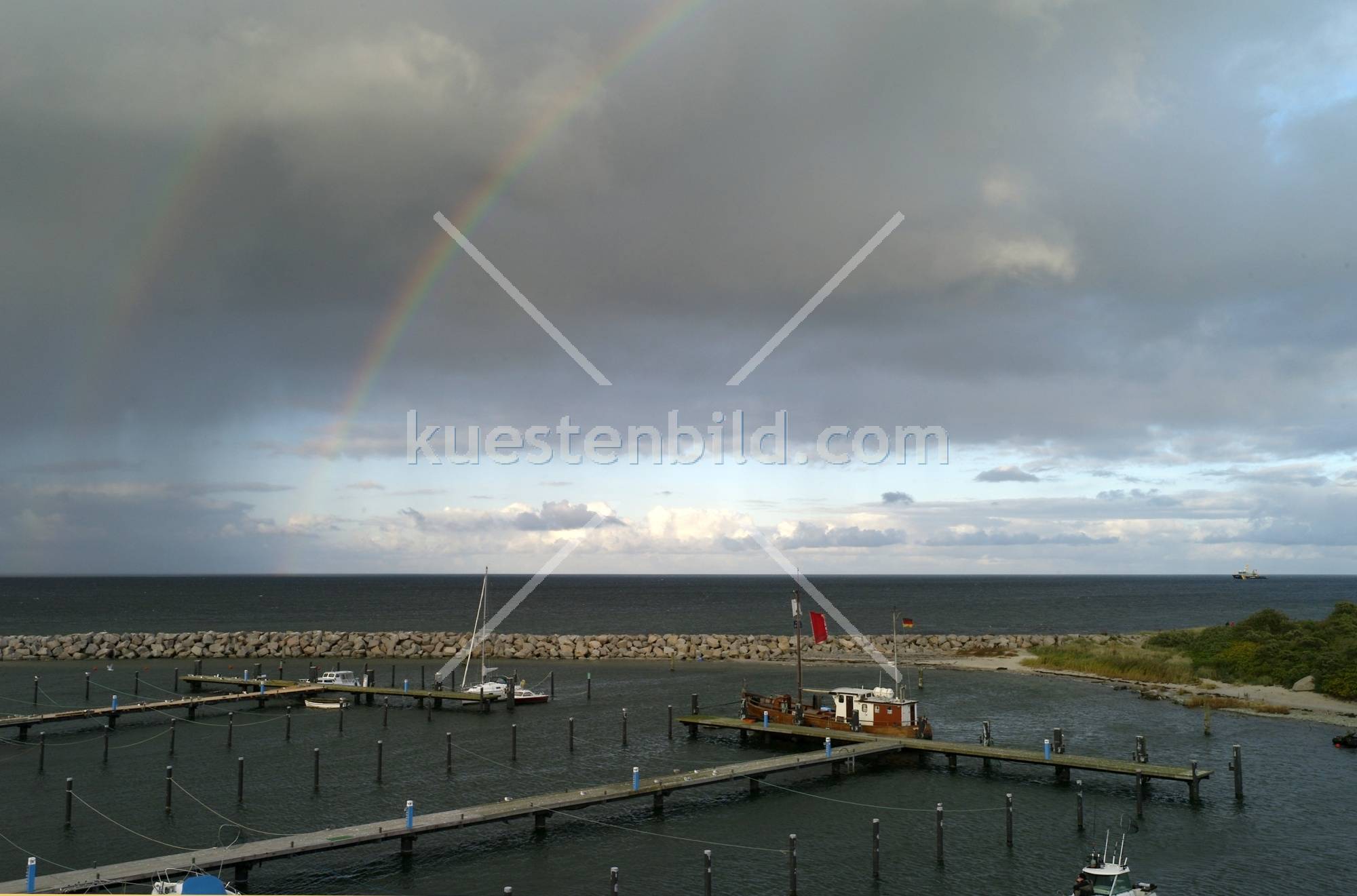 Hafen Glowe mit Regenbogen und Kutter