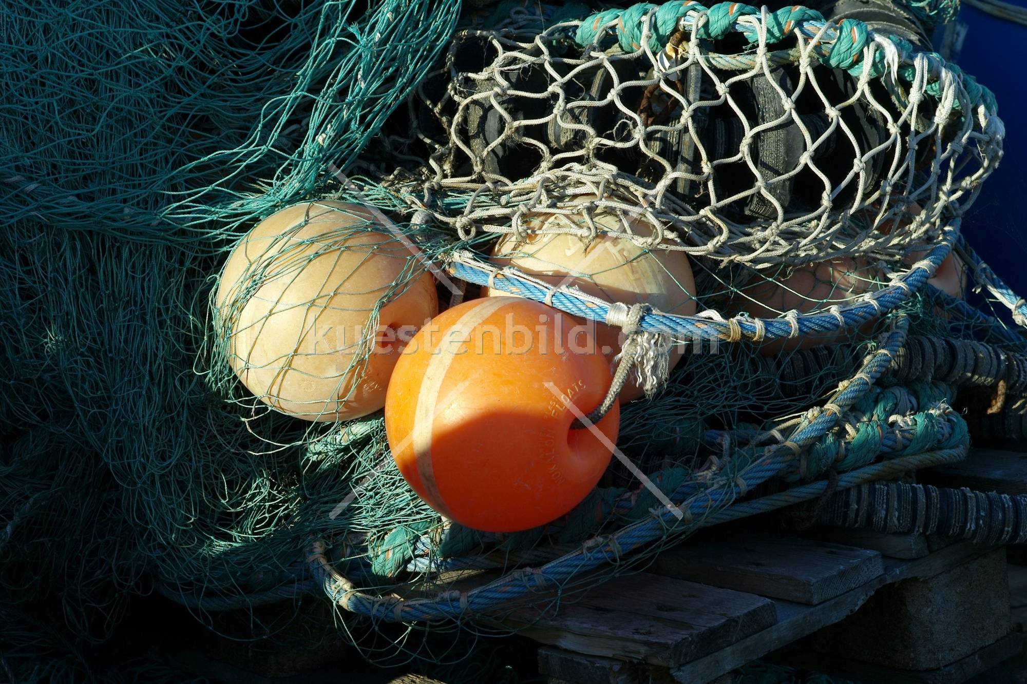 Fischernetz mit Bojen