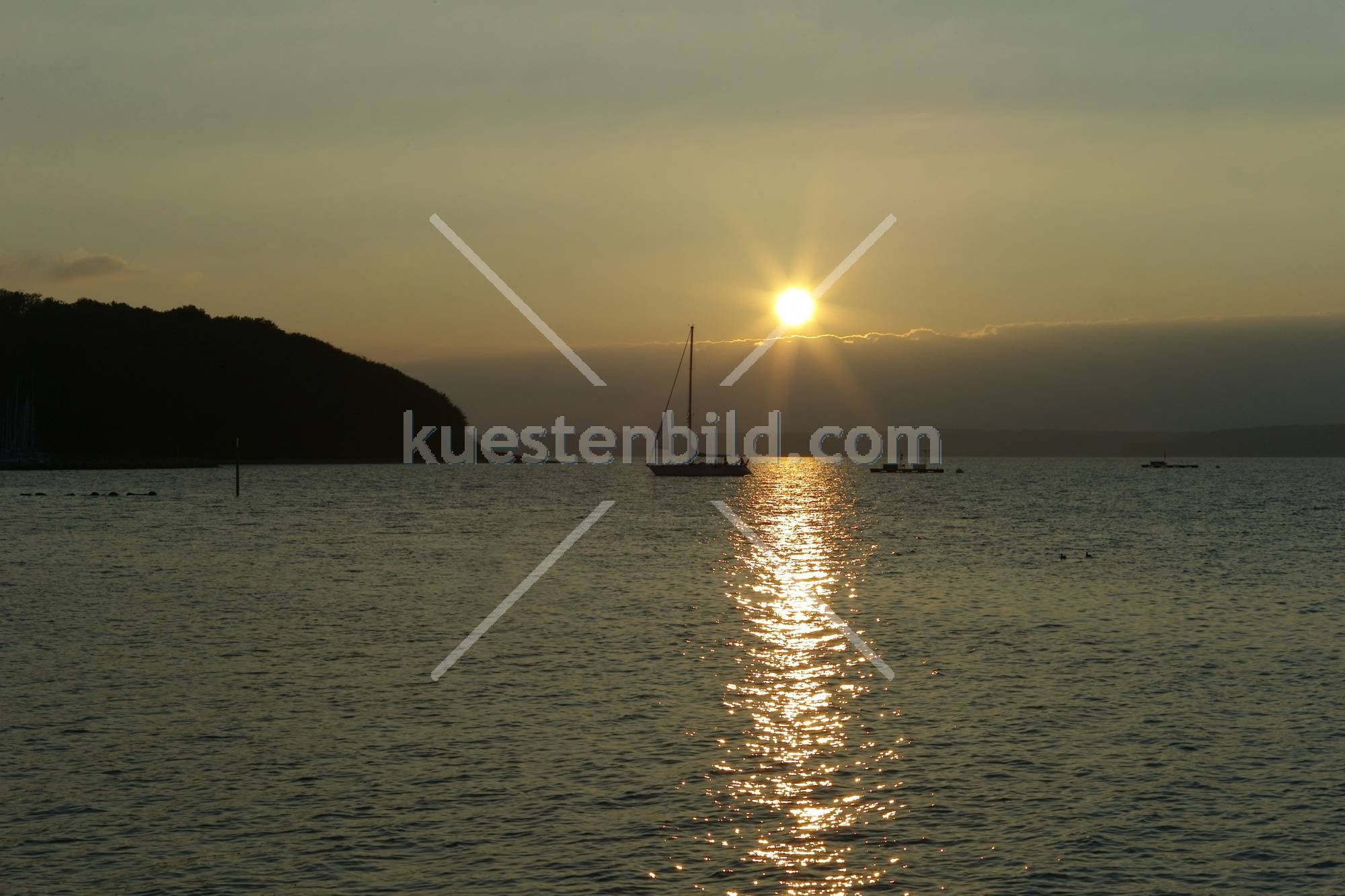 Förde Segelboot im Abendlicht