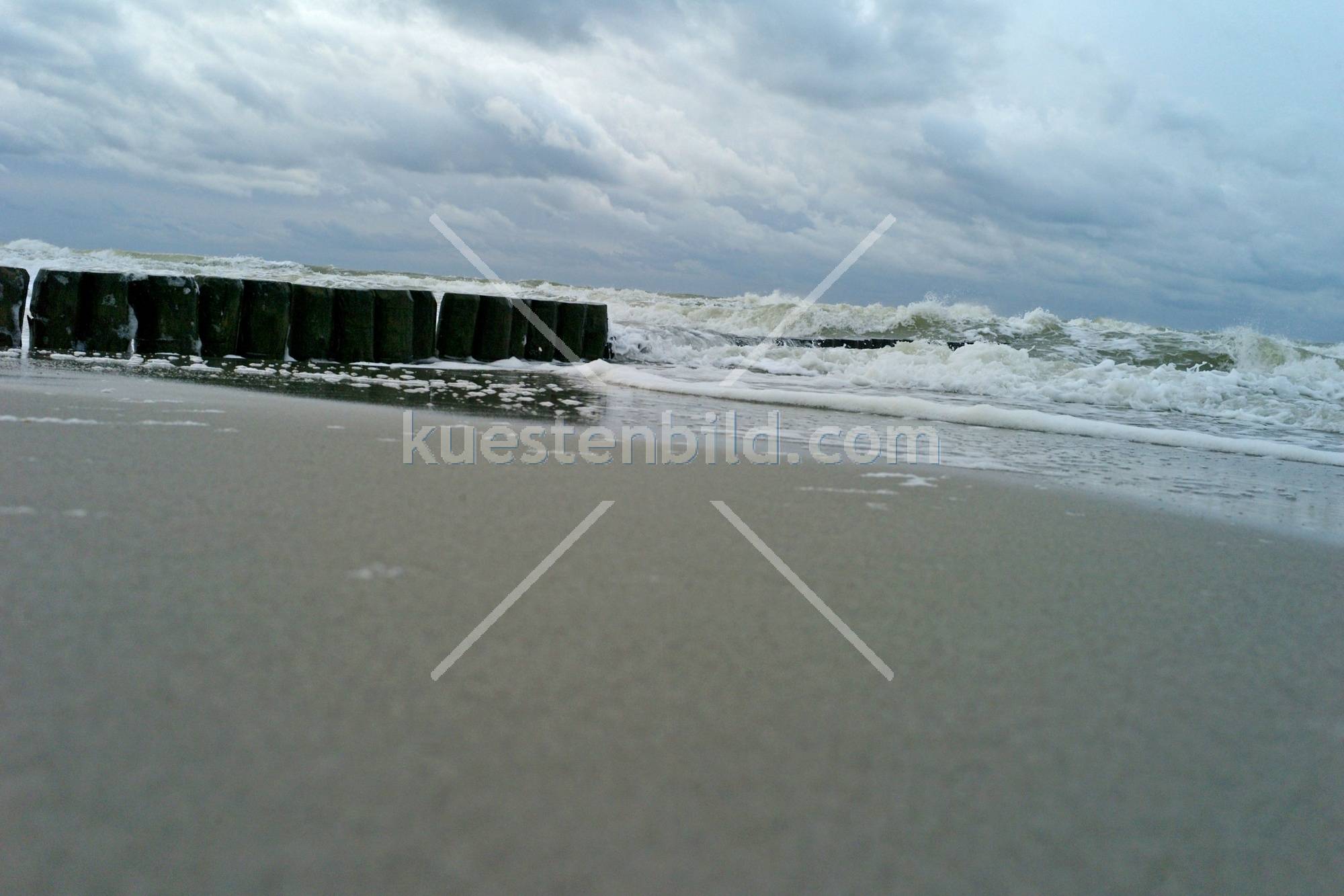 Buhnen in Brandung an der Ostsee