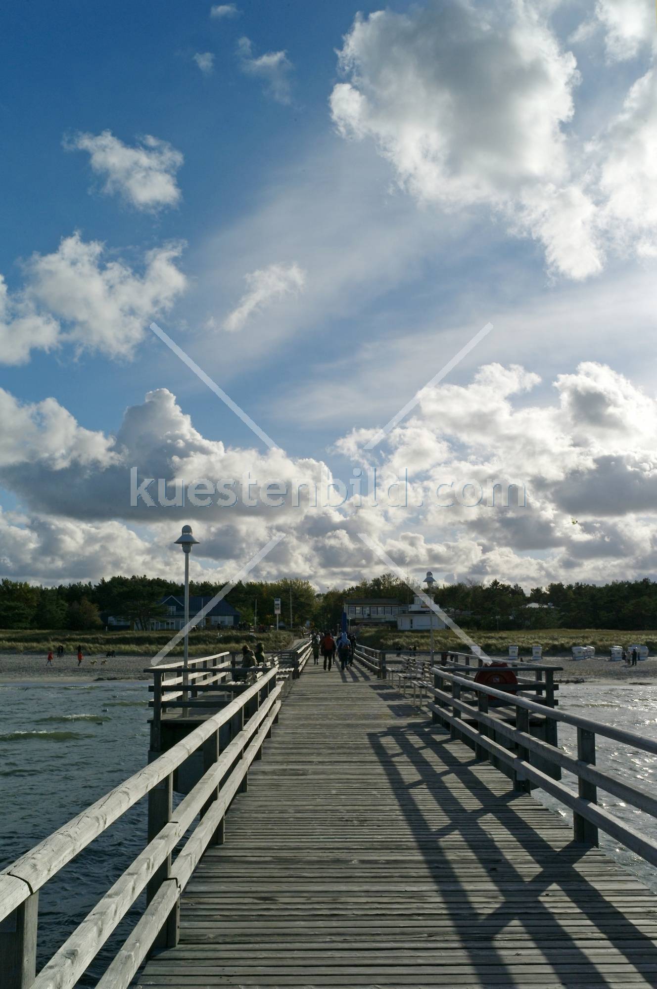 Seebrücke Prerow mit Blick zum Land