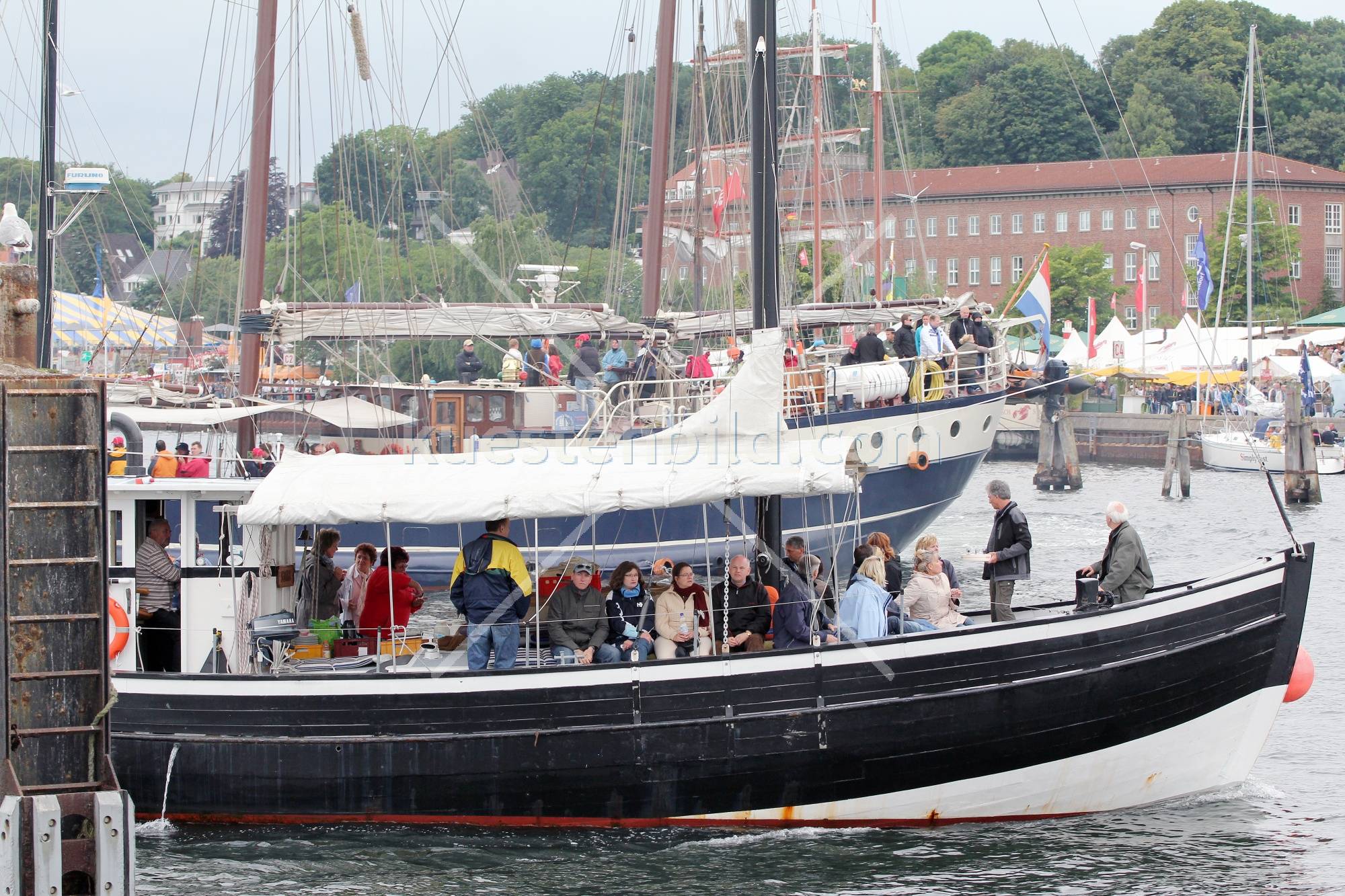 Kutter mit Touristen