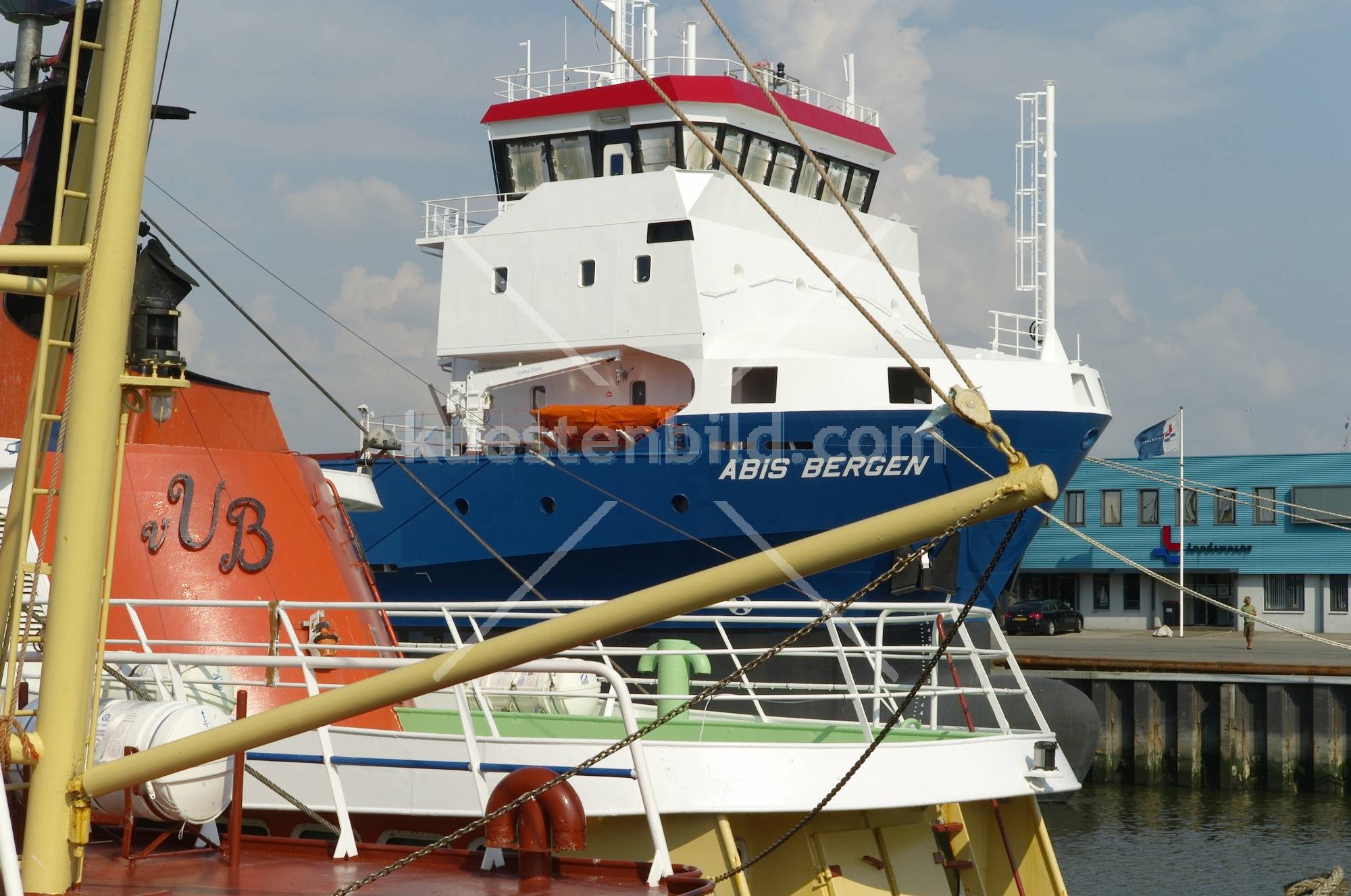 Fischereihafen, Schiffsbug hinter Trawler