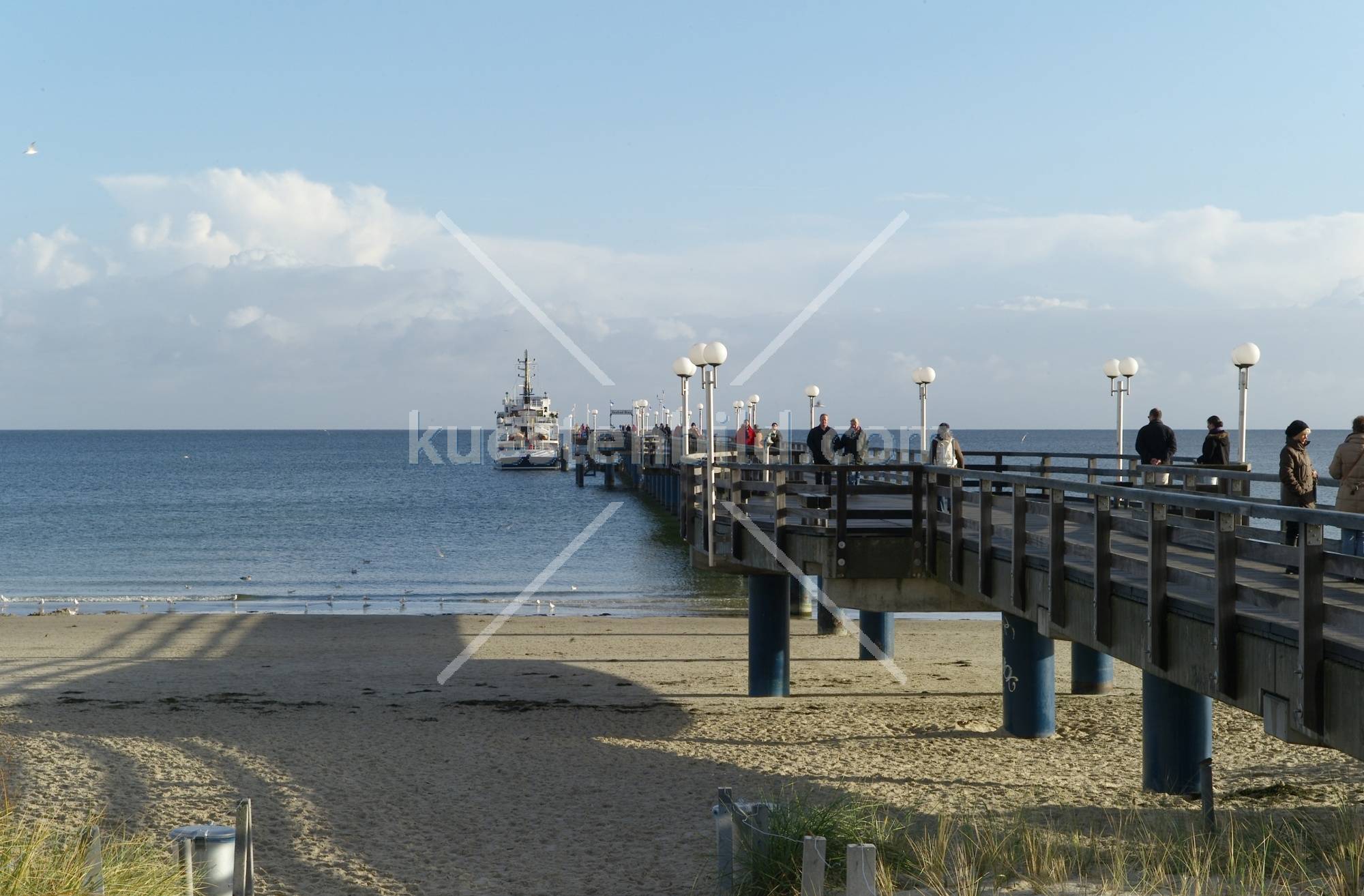 Binz, Ausflugsdampfer an der Seebrücke