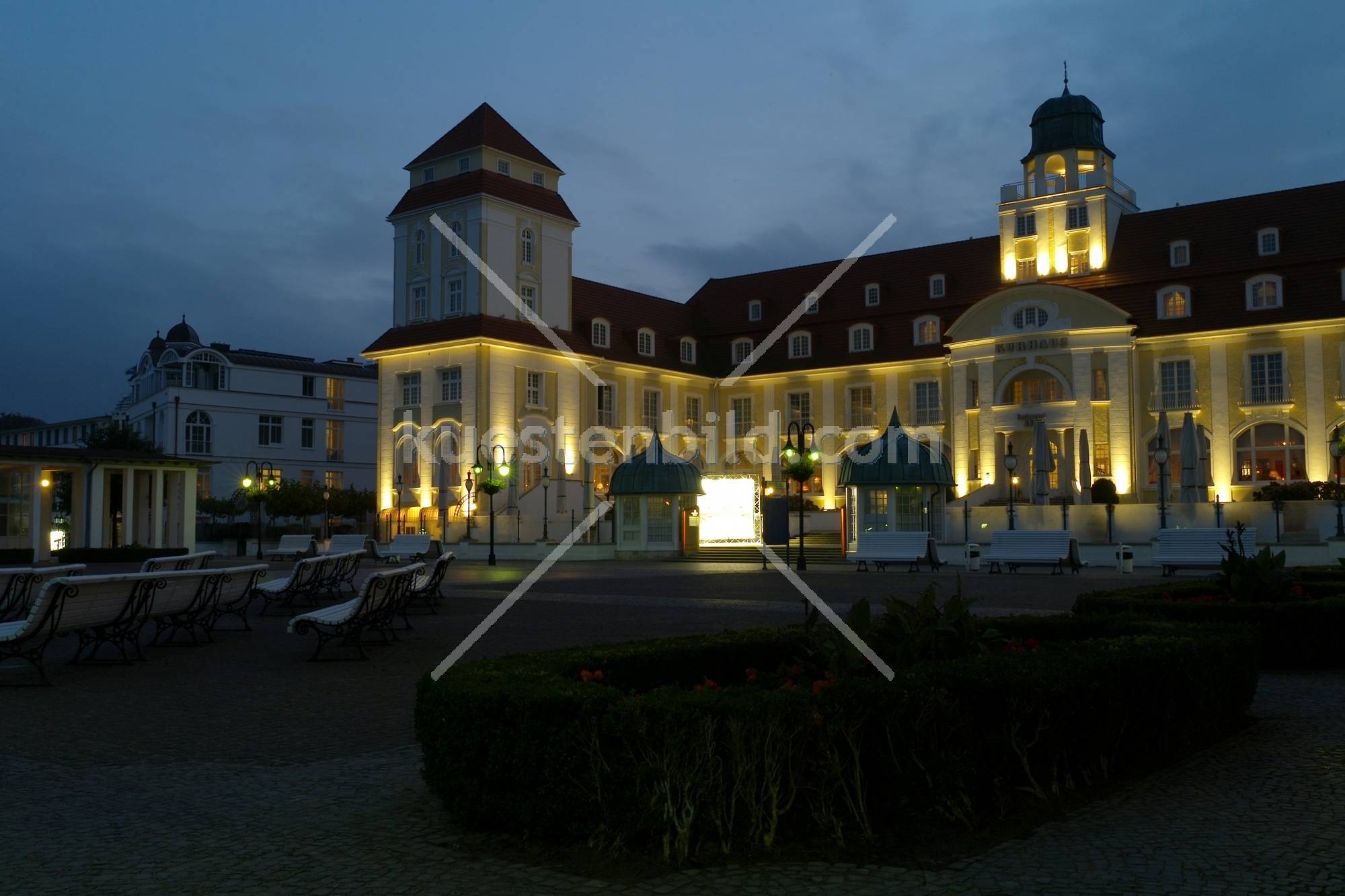 Kurhaus Binz mit Vorplatz