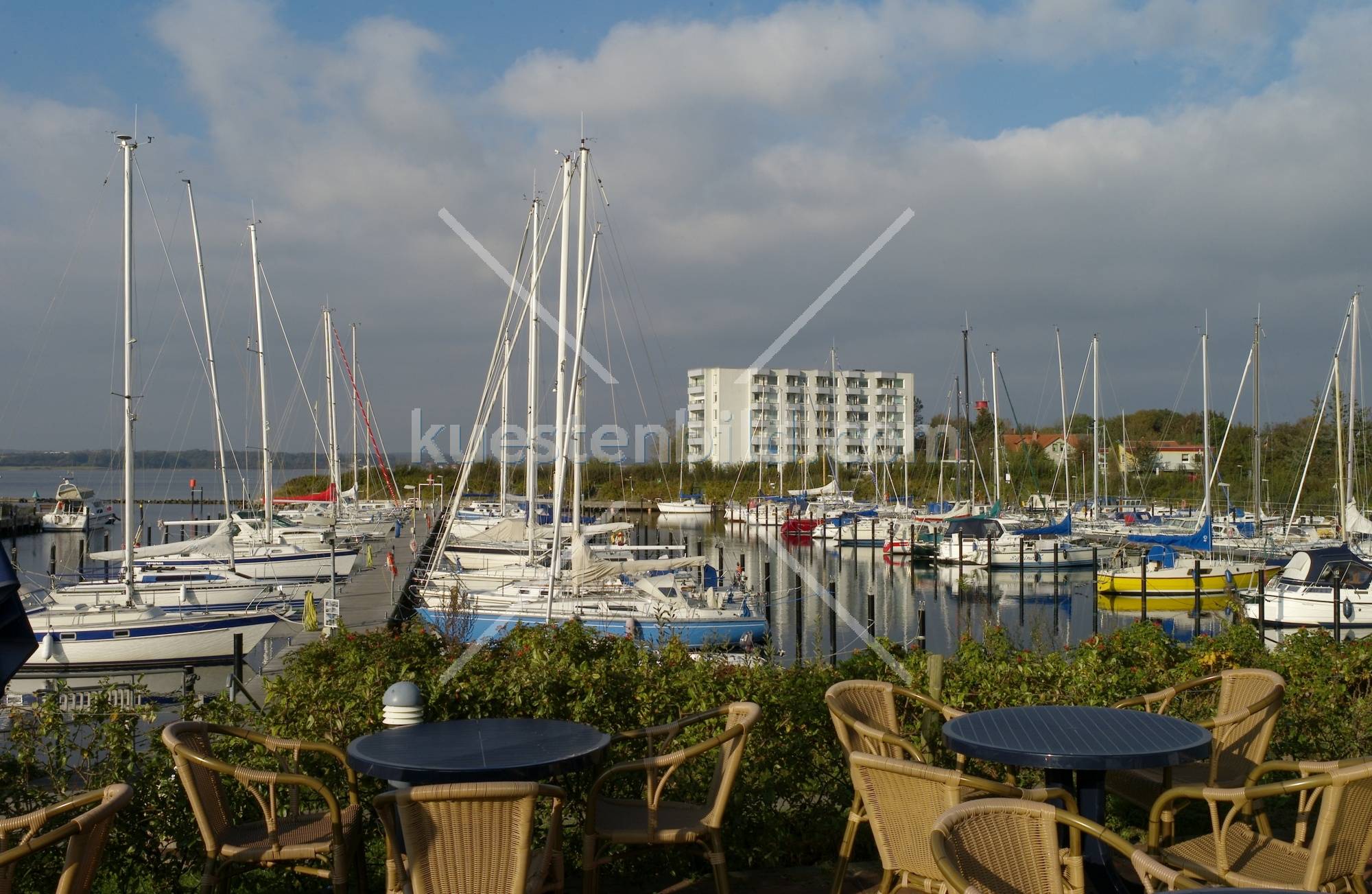 Holnis, Terasse am Yachthafen Club Nautic