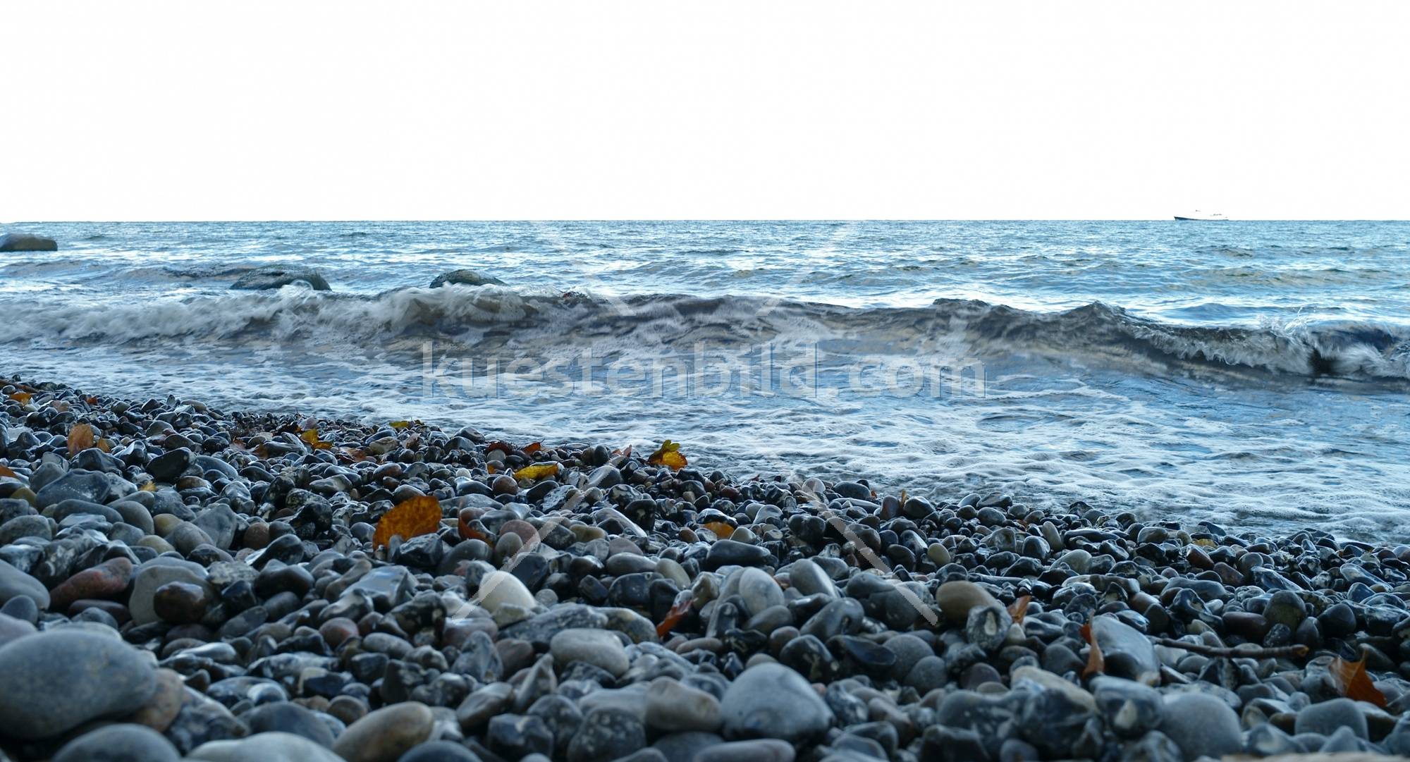 Kreideküste, Brandung am Kiesstrand