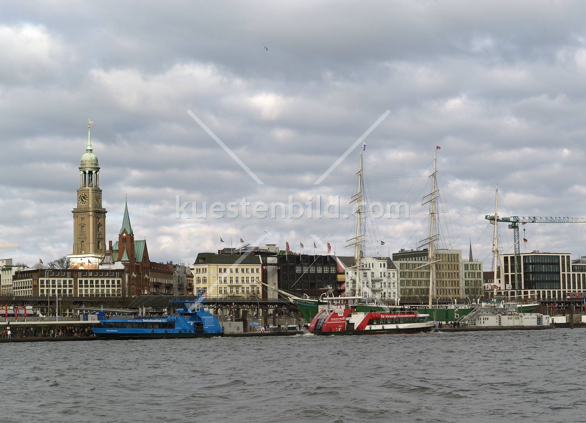 Skyline mit Michel und Landungsbrcken