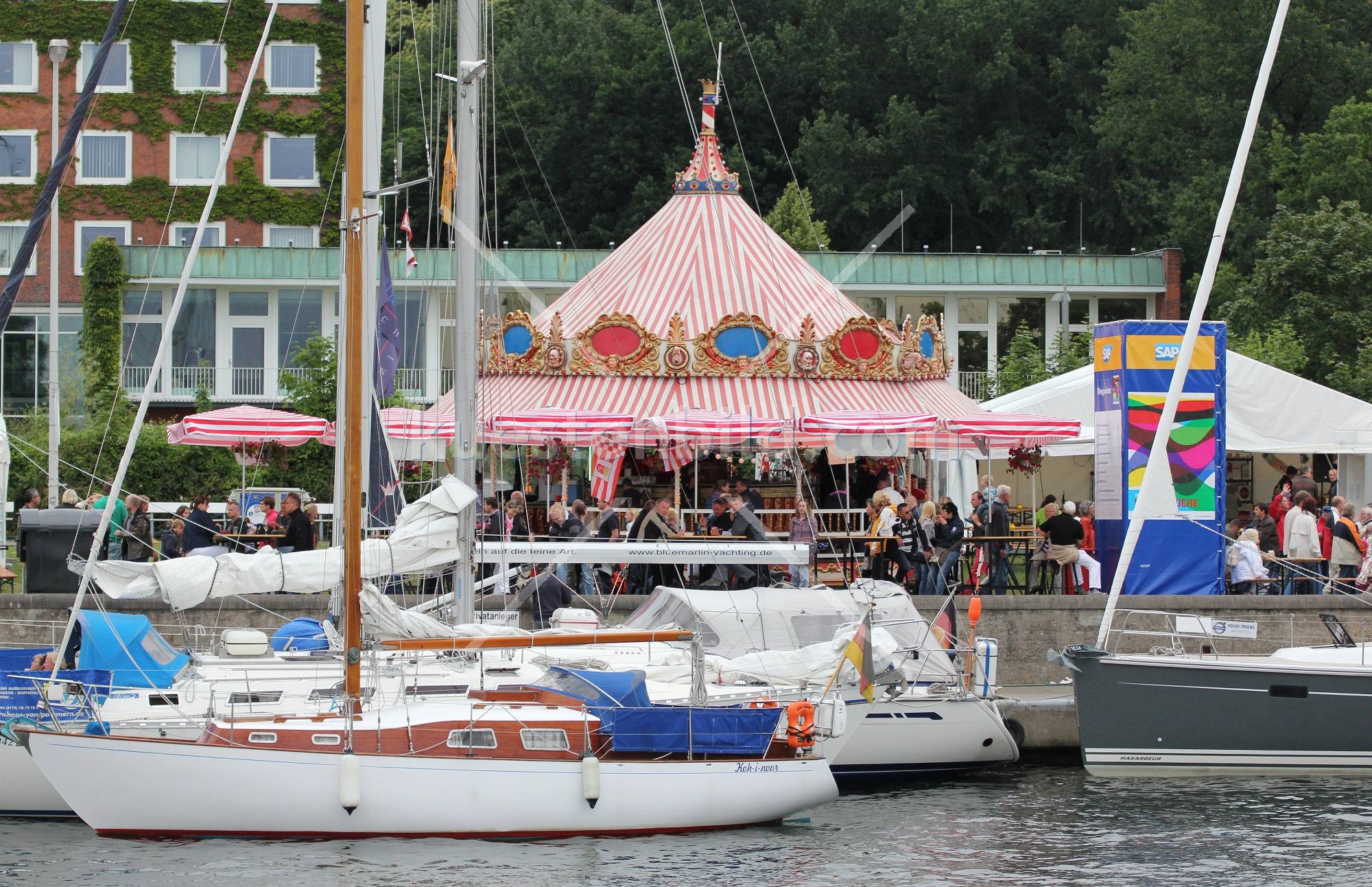 Segler vor Karussell