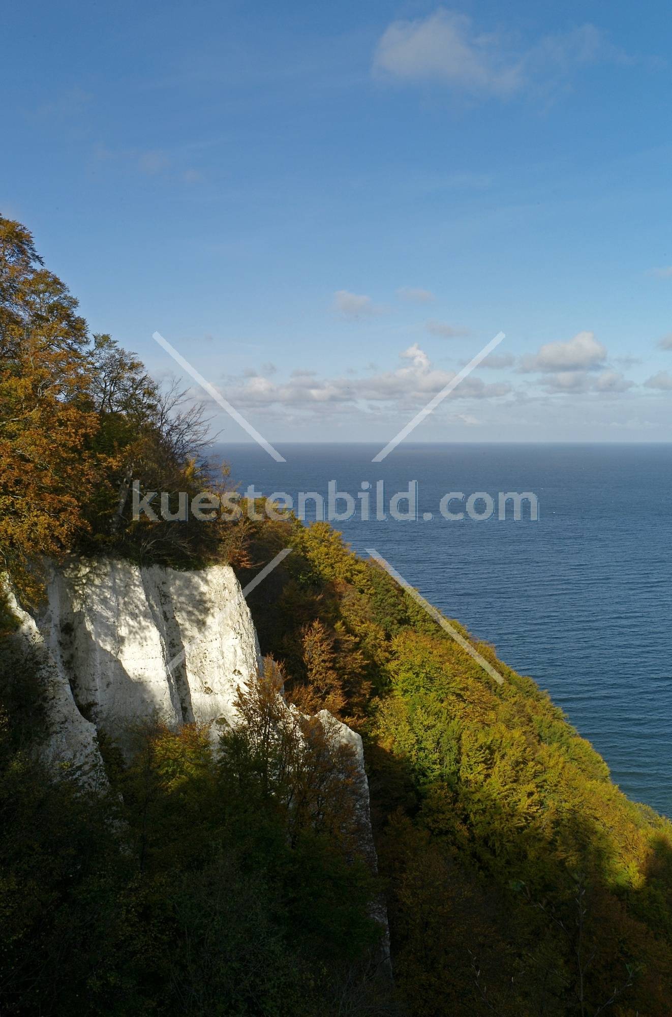 Blick vom Knigsstuhl auf Kreidefelsen im Sonnenlicht