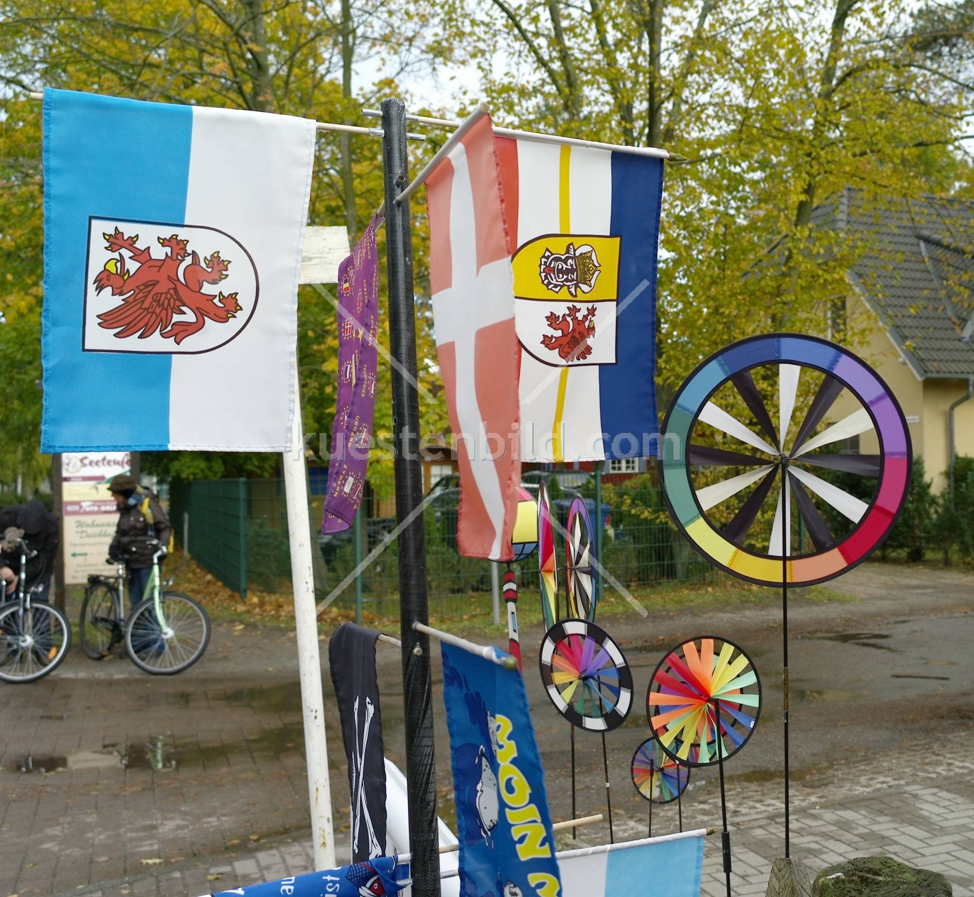 Souvenirflaggen am Straßenrand