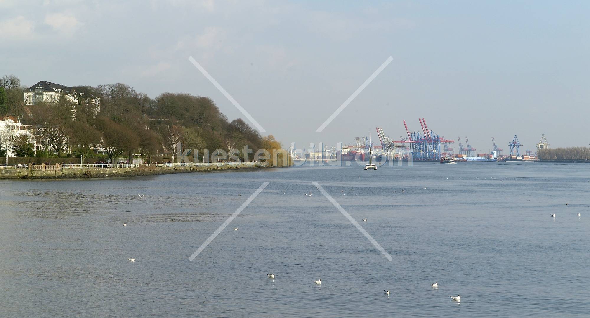 Elbblick mit Hafen am Horizont