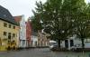 wismar altstadt, kopfsteinpflaster, alte huser, platz mit bumen, 