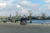 fischereihafen, erbeiter, moped, kai, zwei, plaudern, schiffe, kulisse, hafenbecken, 