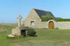 holztor, natursteinhaus, steinkreuz, pointe du chateau, bretagne, atlantik, 