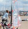 frde, kiel, schilksee, kieler woche, segelevent, wettkampf, junge frau, seglerin, aufriggen, regatta, jolle, 