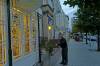 , beleuchtetes geschft, freundlicher mitarbeiter, feierabend, travemnde, optiker, 