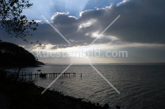 Förde mit Steg im Abendlicht