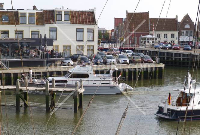 Motoryacht vor Schleuse
