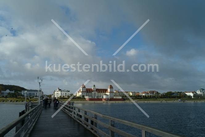 Binz, Blick von der Seebrcke auf Strand, Kurhaus und Ort