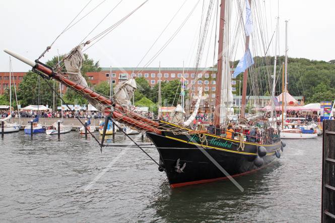 Segelschiff beim Anlegen