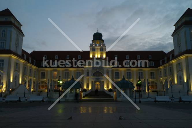 Binz, Kurhaus am Abend
