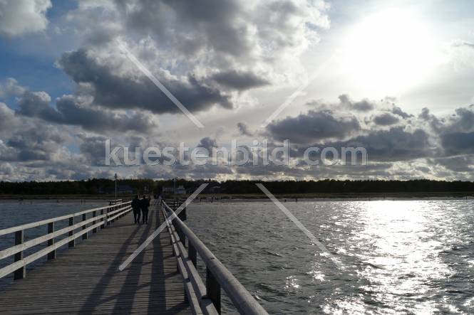 Seebrücke Prerow im Gegenlicht