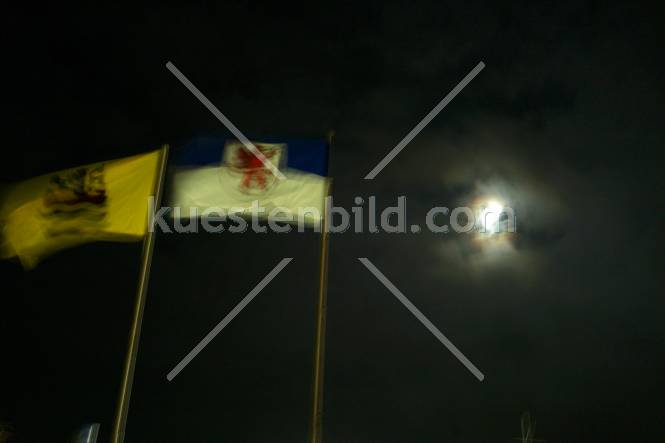 Flaggen an der Binzer Strandpromenade im Mondlicht