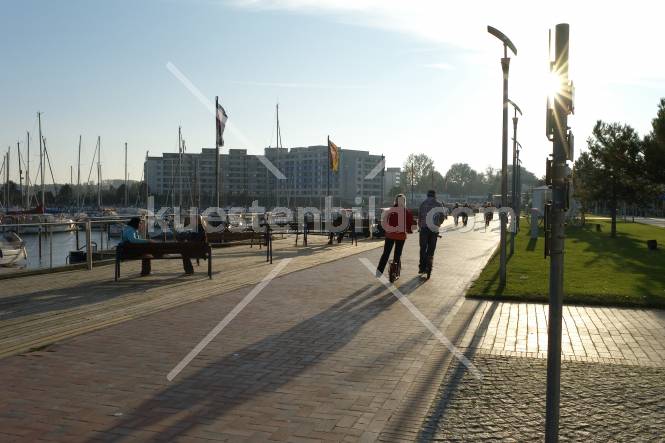 Promenade Damp im Gegenlicht