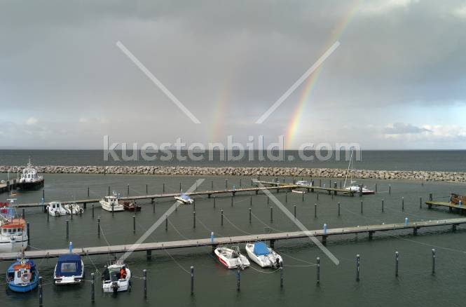 Glowe, Hafen mit Regenbogen