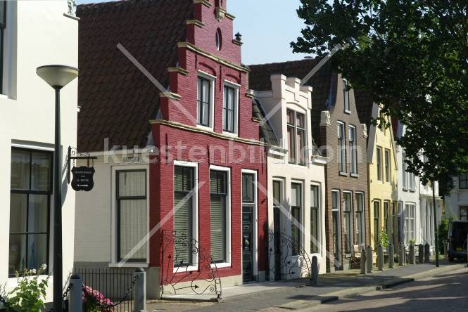 Huserzeile mit rotem Haus