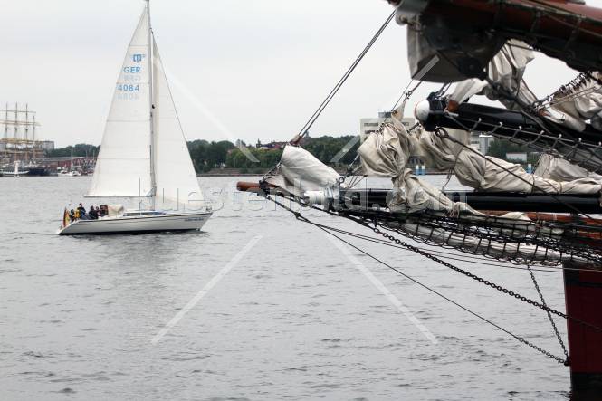 Klverbaum mit Segelyacht