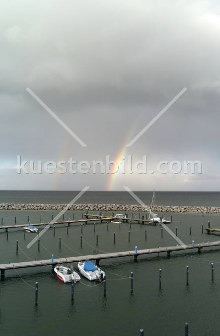 Glowe, Hafen mit Regenbogen und Steganlagen