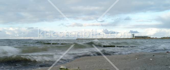 Glowe, Brandung vor Hafen