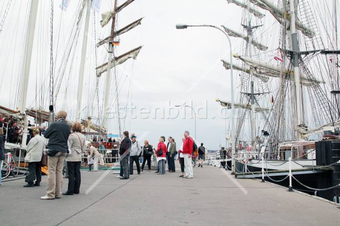 Besucher vor Traditionsseglern