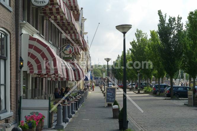 Grachtenallee mit Bistro
