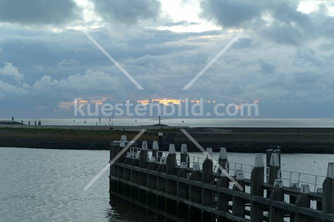 Schleuseneinfahrt mit Blick auf die Nordsee