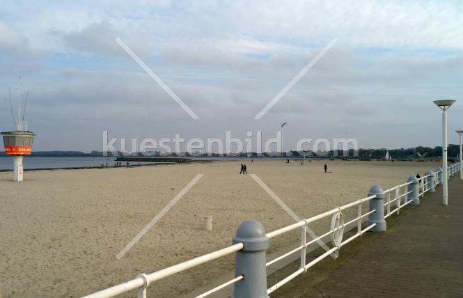 Abendstrand mit DLRG-Station