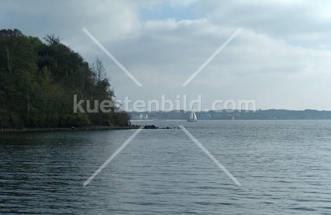 Förde, Landzunge mit Segelboot