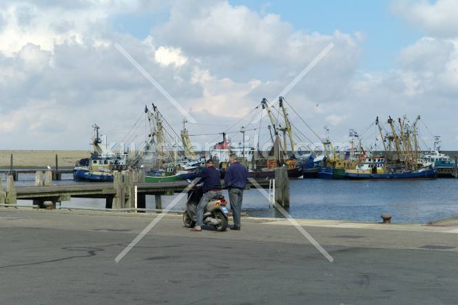 Fischereihafen, Hafenarbeiter auf dem Kai