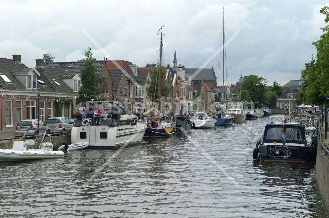 Sneek, Gracht mit Sportbooten 