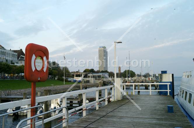 Travesteg mit Blick auf Maritimhotel