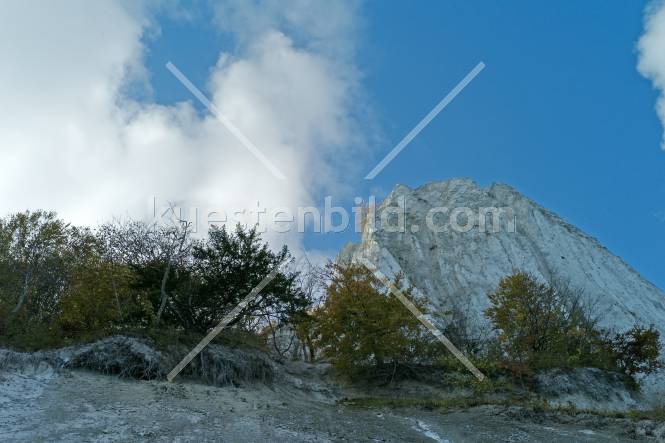 Kreidefelsen mit herbstlichen Buchen