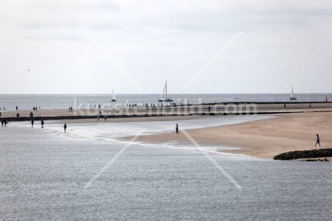 Strand vor Hafen