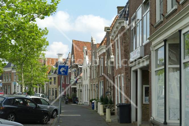 Gasse mit Parkstreifen