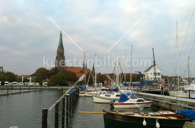 Bootssteg im Yachthafen Schleswig mit Blick auf Dom