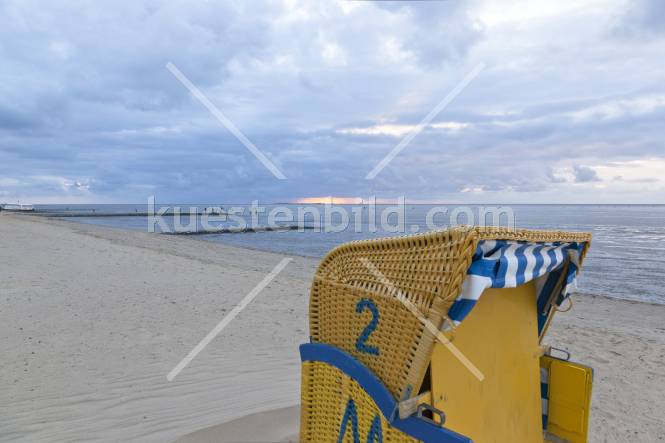 Strandkorb im Abendlicht