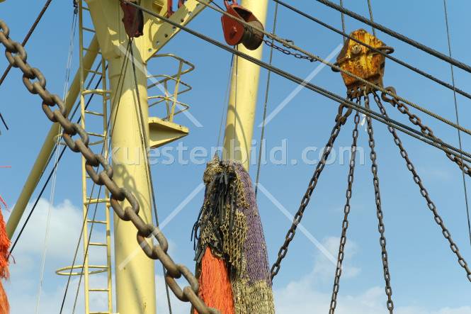 Mast mit Ketten und Netz