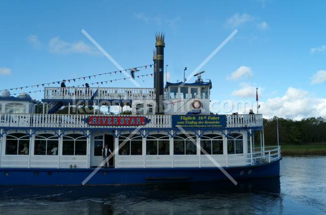 Schaufelraddampfer Riverstar am Prerower Strom